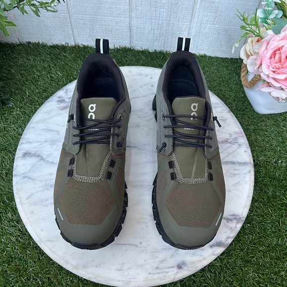 On Cloud 5 Waterproof Shoes in Olive | Black-men 8.5 women 10 new